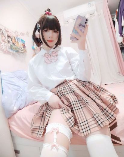 伸进班花衣服里揉捏丰满-吉吉电影免费手机观看